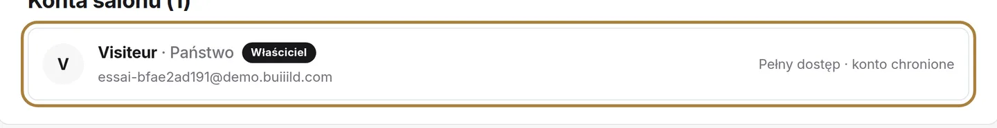 Jedno konto na osobę: imię i nazwisko, e-mail oraz rola.
